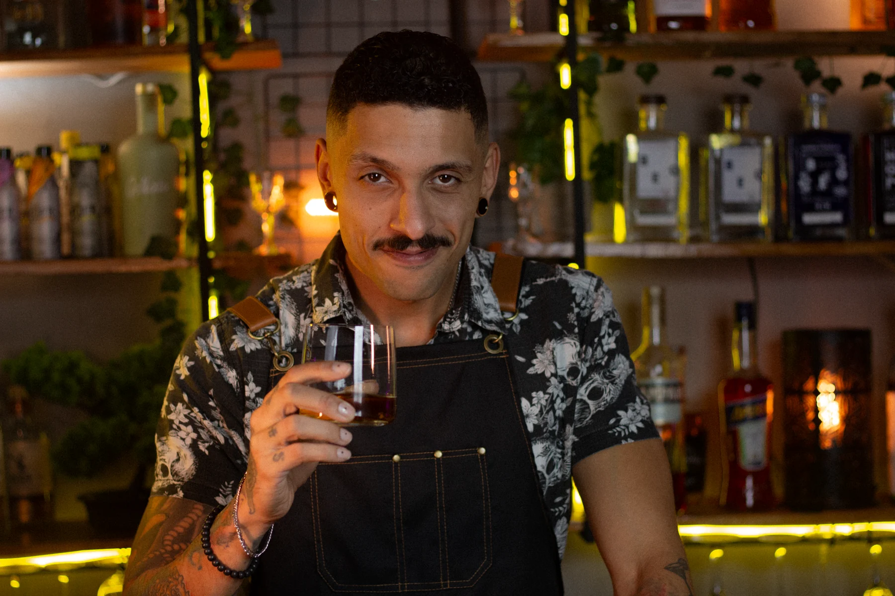 Tato no bar, segurando um coquetel