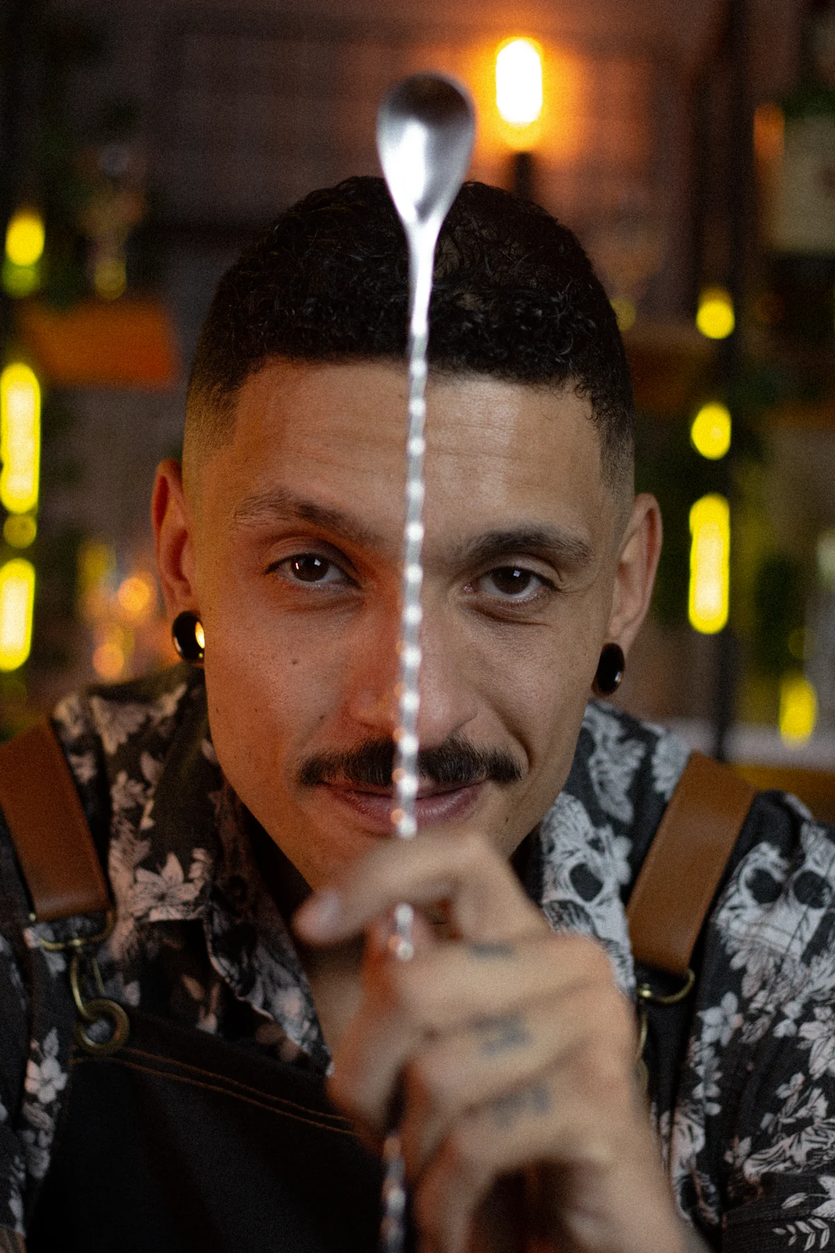 Tato Zacarias com uma colher de bar