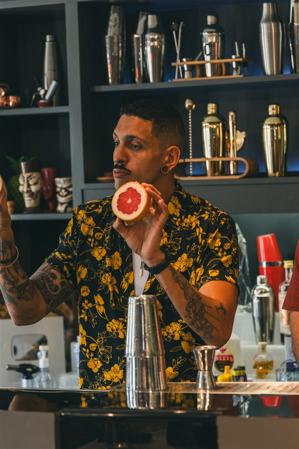 Tato apresentando um ingrediente atrás do balcão