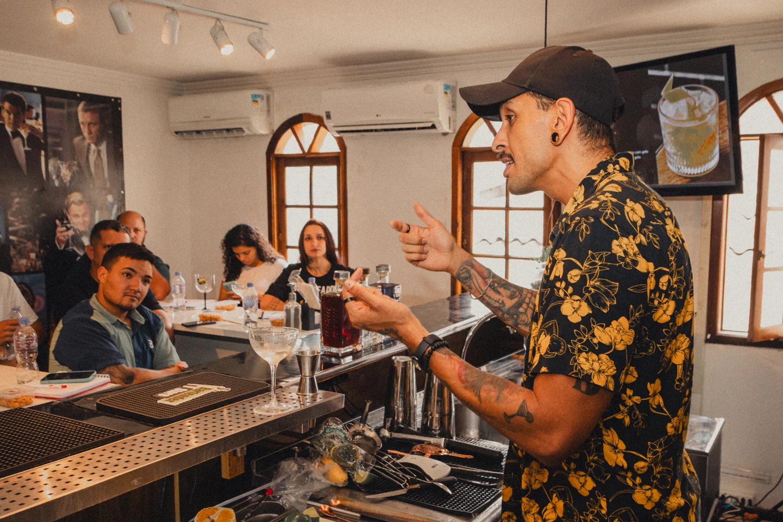 Tato explicando uma técnica à turma no balcão