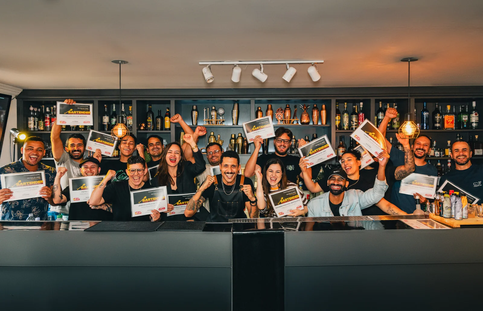 Turma reunida no bar ao final do curso com seus certificados